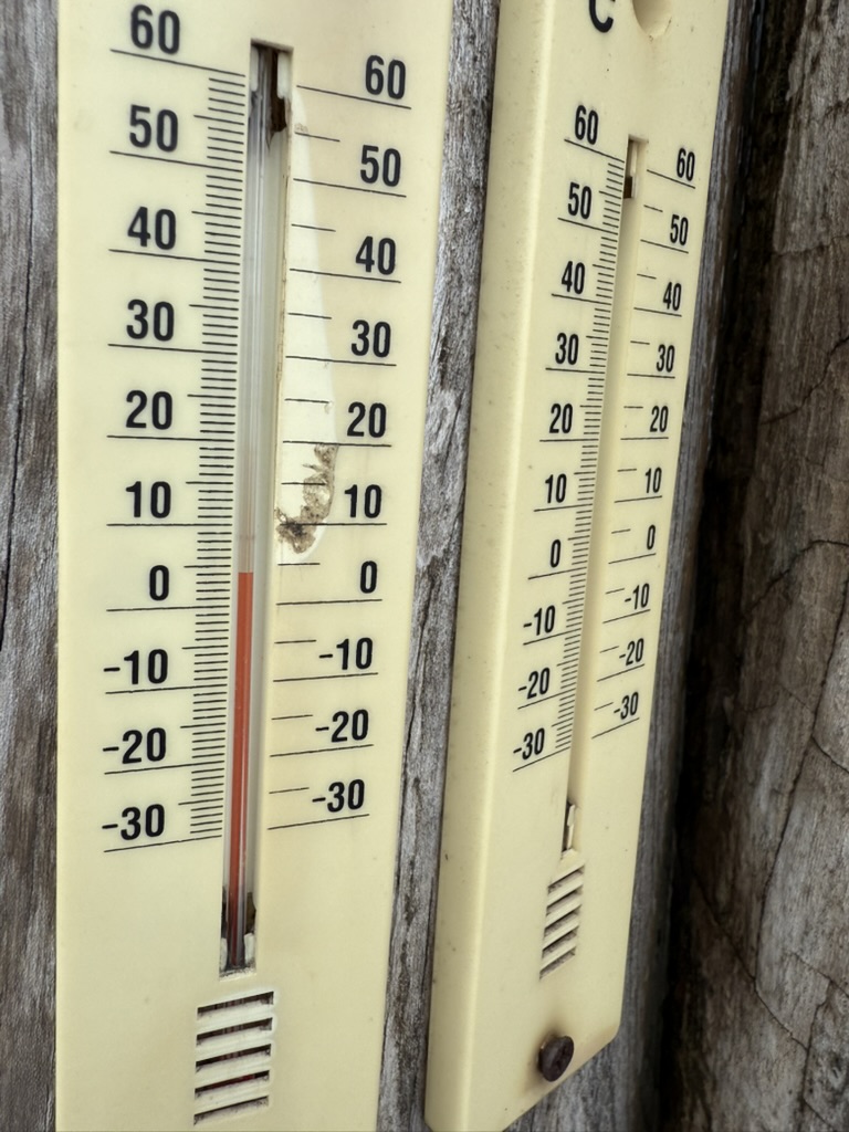 山頂の標識裏にある温度計