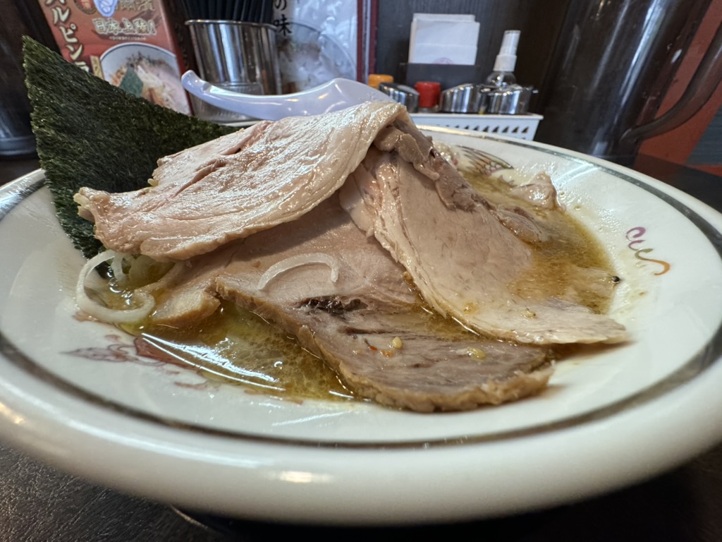 熟成醤油スープと縮れ麺